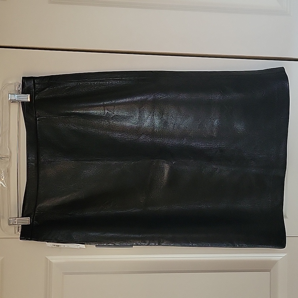 Wilfred Sleek Black Pencil Skirt